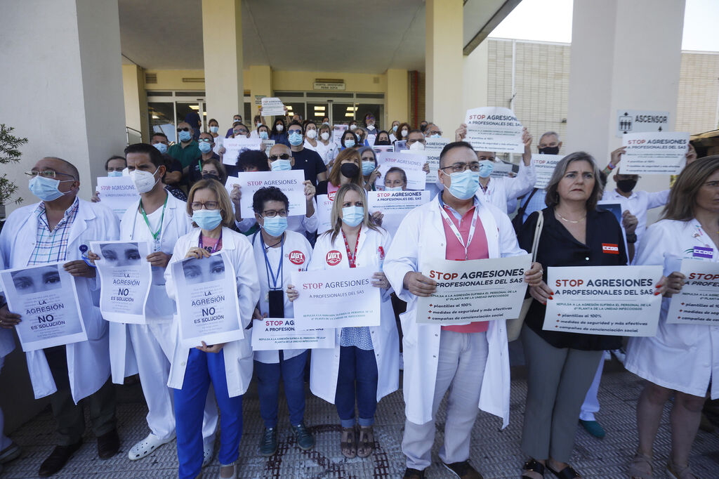 Los sanitarios de C&oacute;rdoba se levantan contra las agresiones: Las fotograf&iacute;as de la protesta en el Hospital Provincial