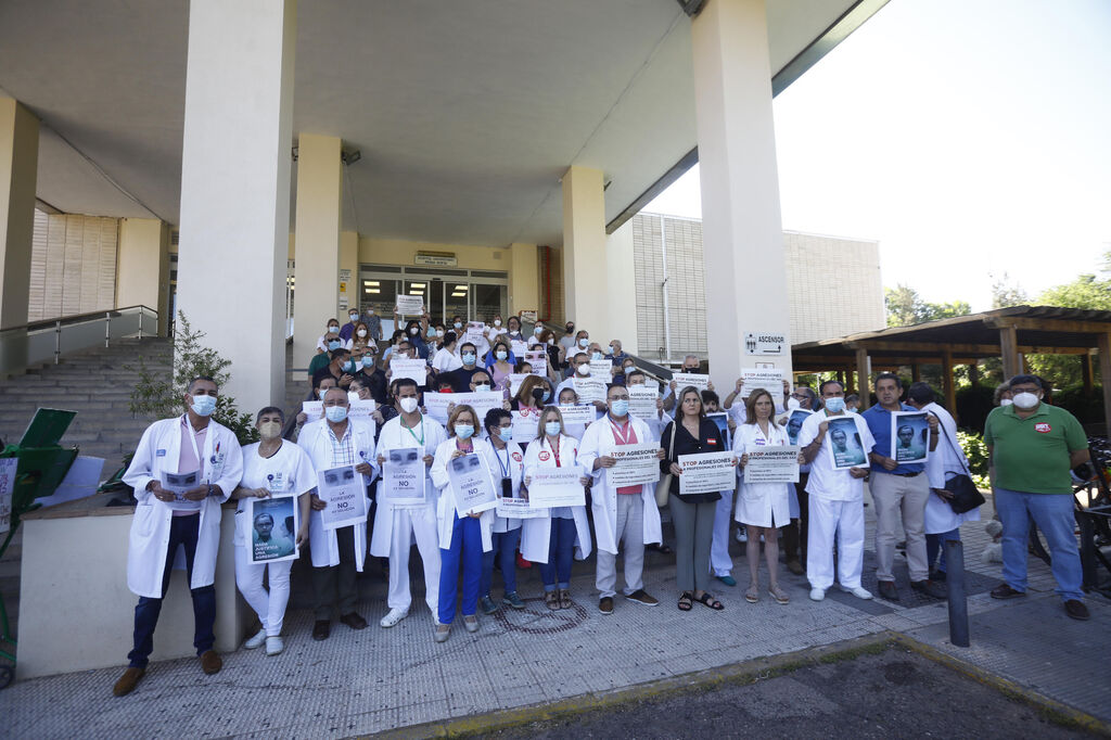 Los sanitarios de C&oacute;rdoba se levantan contra las agresiones: Las fotograf&iacute;as de la protesta en el Hospital Provincial