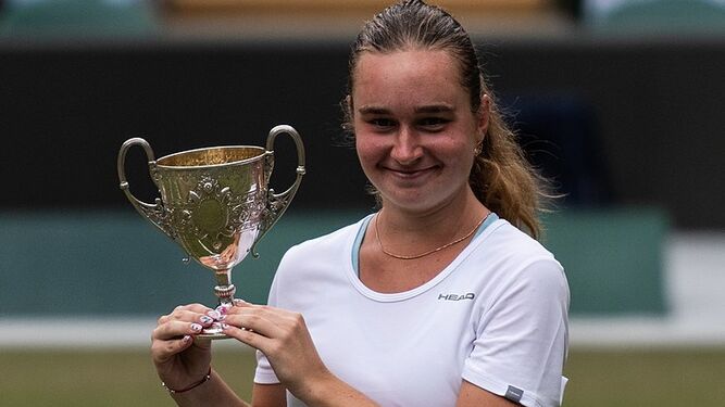 Daria Snigur posa con el trofeo de campeona de Wimbledon.