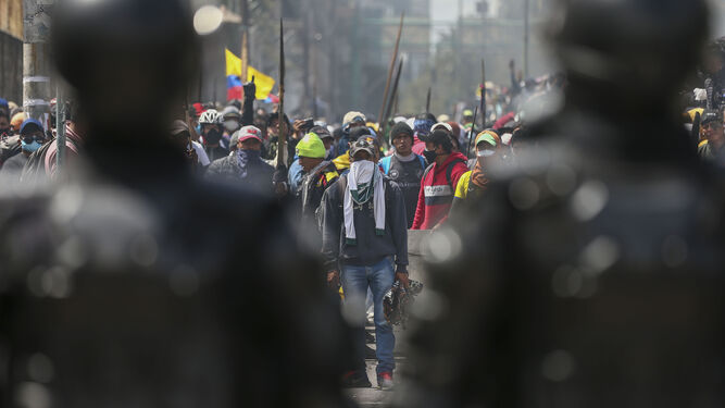 Manifestantes se enfrentan a policías antimotines en las calles de Quito