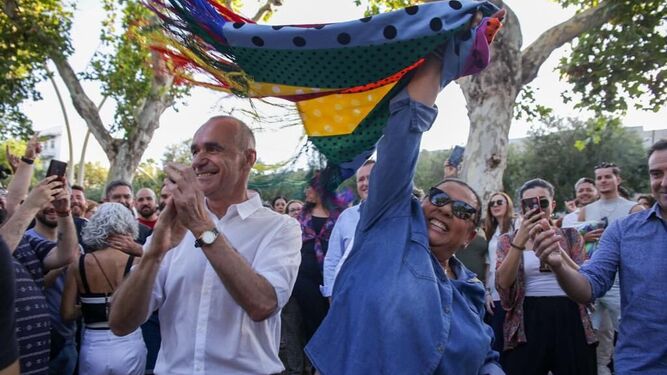 María del Monte exhibe la bandera LGTBI con lunares junto al alcalde de Sevilla, Antonio Muñoz
