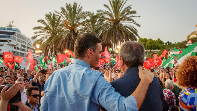 Pedro Sánchez y Juan Espadas en el acto de cierre de la campaña andaluza en Sevilla