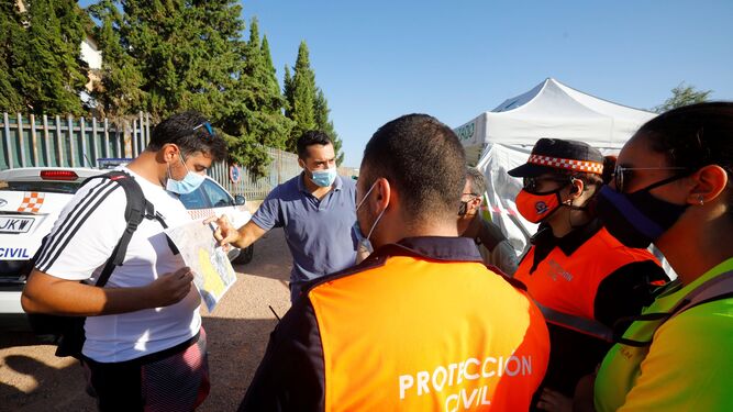 Voluntarios de Protección Civil, participando en las labores de búsqueda de una persona.