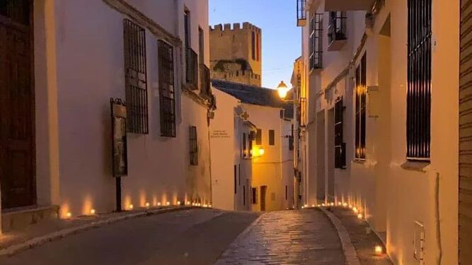 Una calle de Zuheros iluminada por velas.