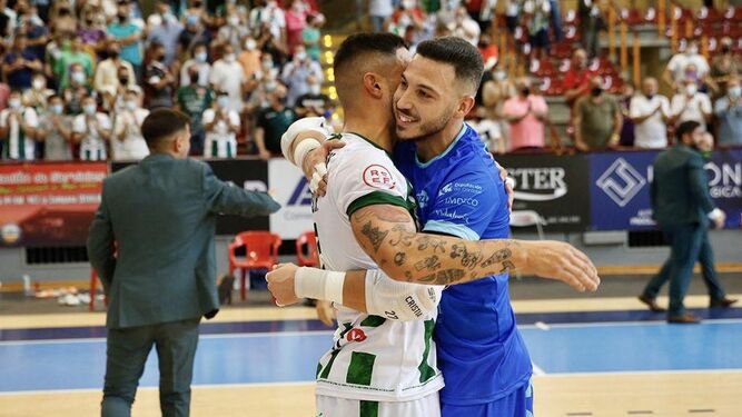 Cristian Ramos y Jesús Rodríguez se abrazan.