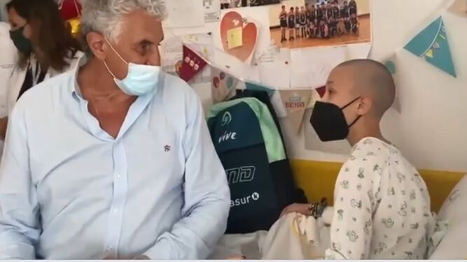 Sorpresa de Fernando Romay a un niño hospitalizado en el Reina Sofía.