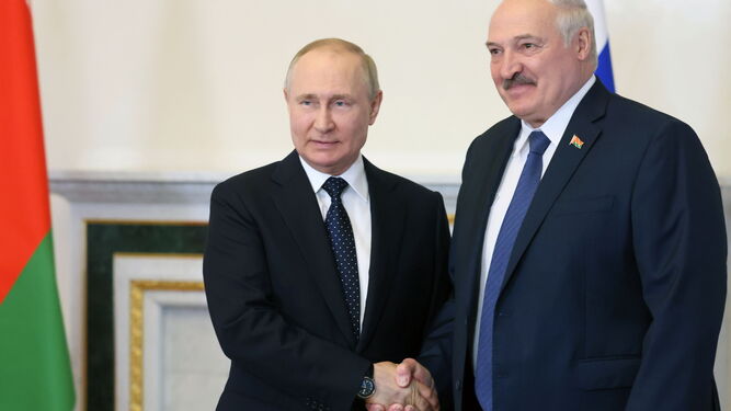El presidente ruso, Vladimir Putin, recibe a su homólogo bielorruso, Alexander Lukashenko, en San Petersburgo.
