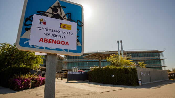 Carteles reivindicativos pegados en señales viarias ante la sede de Abengoa, en el Campus Palmas Altas de Sevilla.