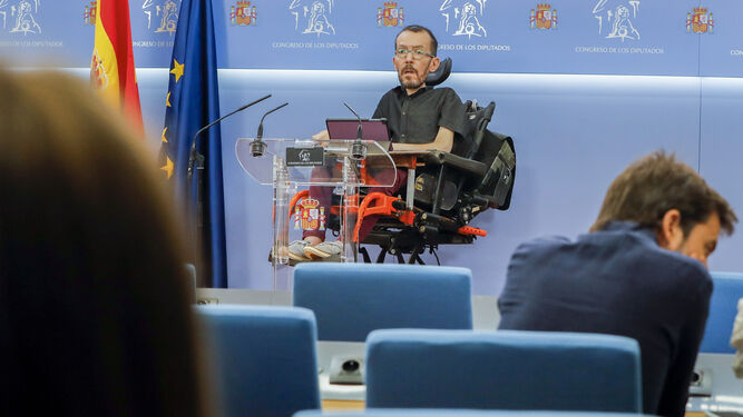 El portavoz de Unidas Podemos, Pablo Echenique, durante la rueda de prensa en el Congreso.