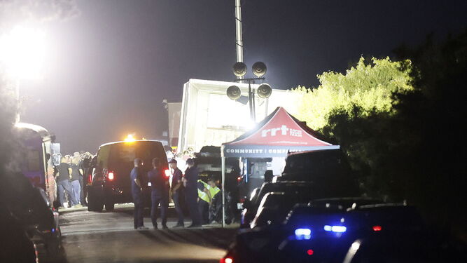 Agentes bloquean la carretera cercana al lugar donde fue hallado el camión, en San Antonio.