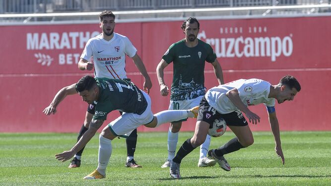 Willy Ledesma pugna por el balón en la última visita del Córdoba CF al Sevilla Atlético.