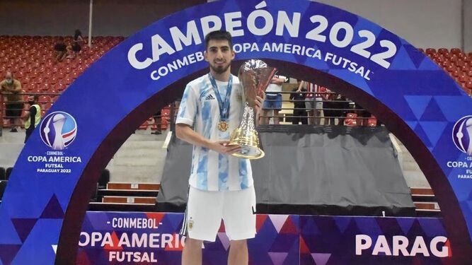 Lucas Bolo, con el trofeo de campeón de la Copa América logrado con Argentina.