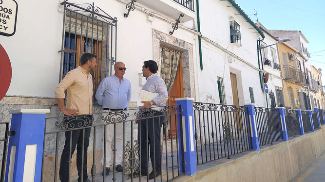 El presidente de la Diputación y alcalde de Rute en la calle Cabra.