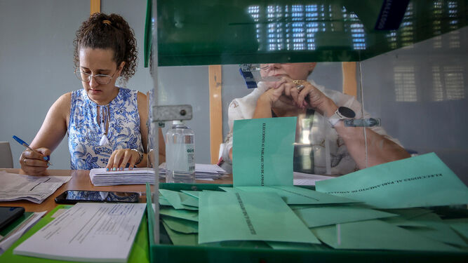 Votos en un colegio electoral de Jerez el pasado 19 de junio