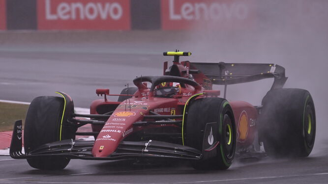 El monoplaza de Carlos Sainz durante la lluviosa clasificación