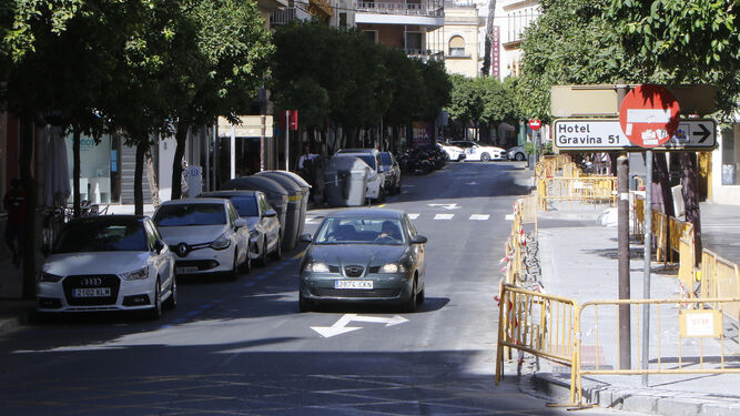 Un coche circula por el interior de la ciudad, reduciendo la velocidad en un cruce