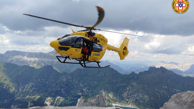 Un helicóptero de Salvamento Alpino del Veneto
