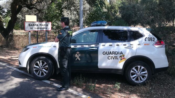 Un agente de la Guardia Civil en Santa María de Trassierra.