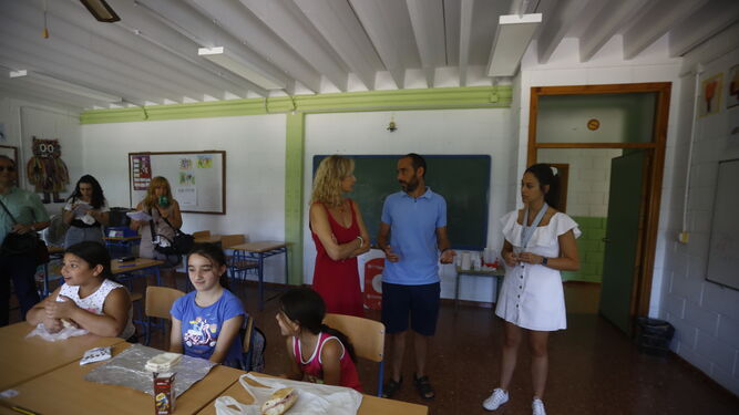La delegada de Educación y Deporte de la Junta en Córdoba junto a docentes y alumnos