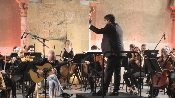 Ricardo Gallén, tocando con la Orquesta de Córdoba en el Patio de los Naranjos.