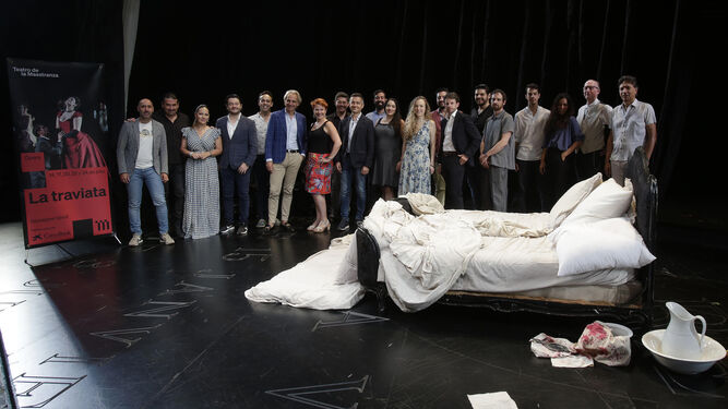 El equipo de ‘La Traviata’ posa con una parte de la escenografía.