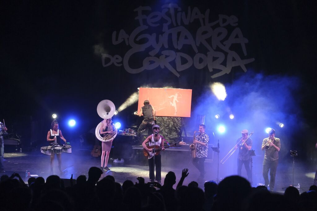 El concierto de Muchachito Bombo Infierno en el Festival de la Guitarra de C&oacute;rdoba, en im&aacute;genes