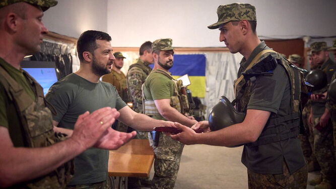El presidente de Ucrania con un militar