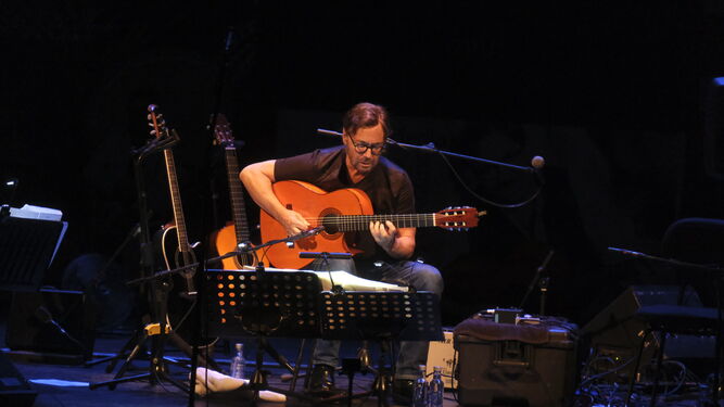 Al Di Meola, con su guitarra, en un momento del concierto.