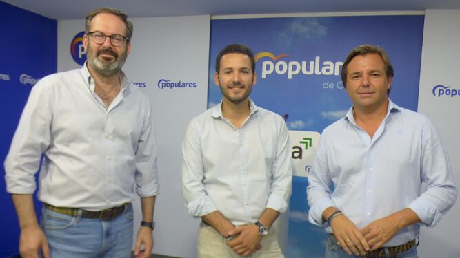 Adolfo Molina, Francisco Javier Maestre y Antonio Repullo en la sede del PP.