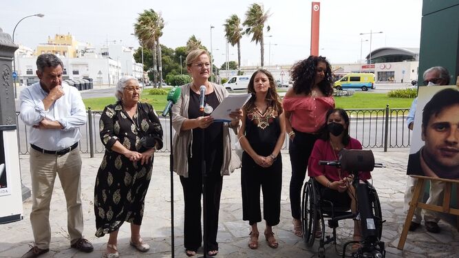 Dirigentes del PP junto a la viuda de una víctima de ETA en el homenaje a Miguel Ángel Blanco en San Fernando, el año pasado.