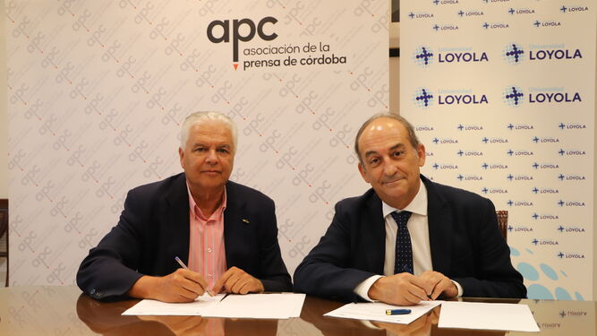 Ricardo Rodríguez Aparicio y Gabriel Pérez Alcalá suscriben el acuerdo.
