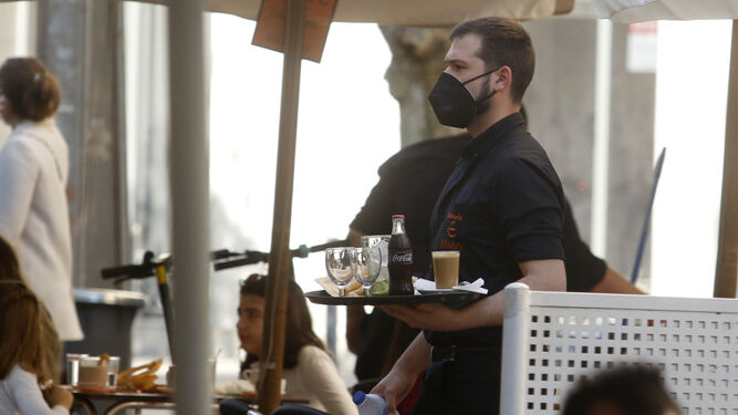 Un camarero, trabajando en un bar del centro de Córdoba.