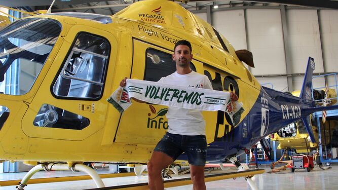 Kike Márquez posa con la bufanda del Córdoba CF en la sede de Pegasus Aero Group.