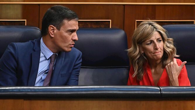 Pedro Sánchez habla con Yolanda Díaz antes de la votación que ha aprobado la Ley de Memoria Democrática.