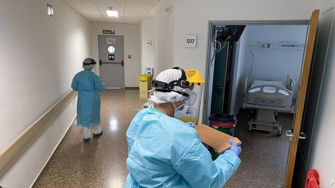 Profesionales sanitarios en el Hospital Infanta Margarita de Cabra.