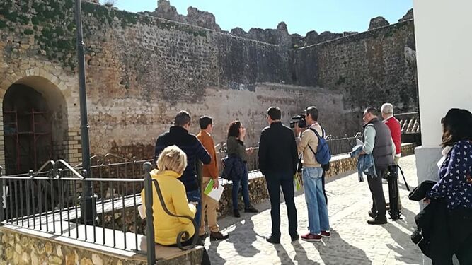 Turistas en el Castillo de Hornachuelos.