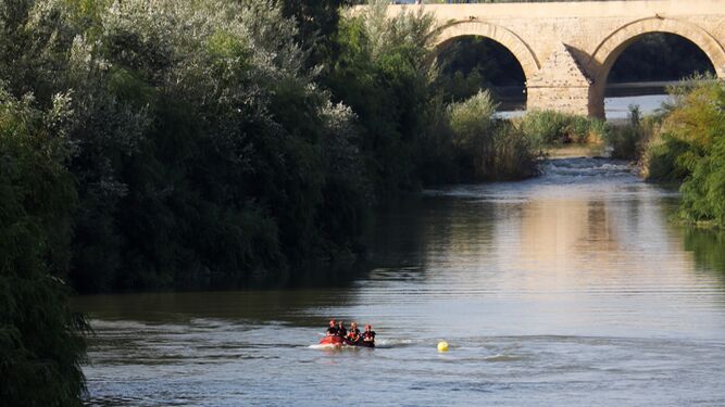 Efectivos del cuerpo de Bomberos de Córdoba buscan al hombre desaparecido en el río.