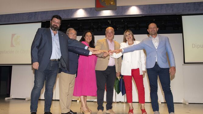 El presidente de la Diputación de Córdoba  junto a los agentes sociales y económicos