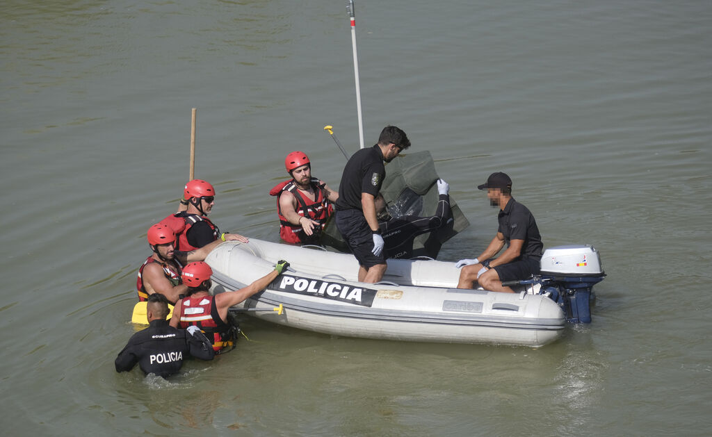 As&iacute; ha sido el rescate del cuerpo del joven ahogado en el Guadalquivir