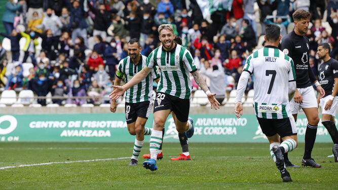 Antonio Casas celebra un gol junto a De las Cuevas y Willy Ledesma.