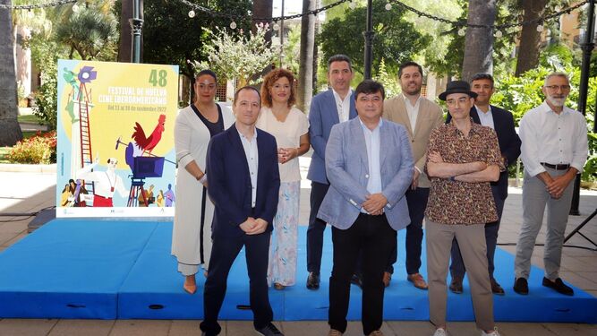 Las autoridades y el autor en la presentación del cartel de la 48ª edición del Festival de Cine Iberoamericano de Huelva.