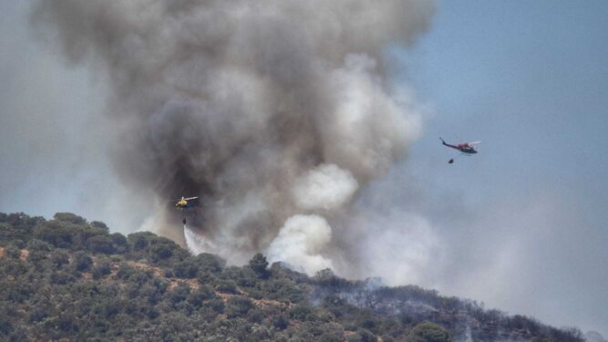 Medios aéreos trabajan en la extinción del incendio.