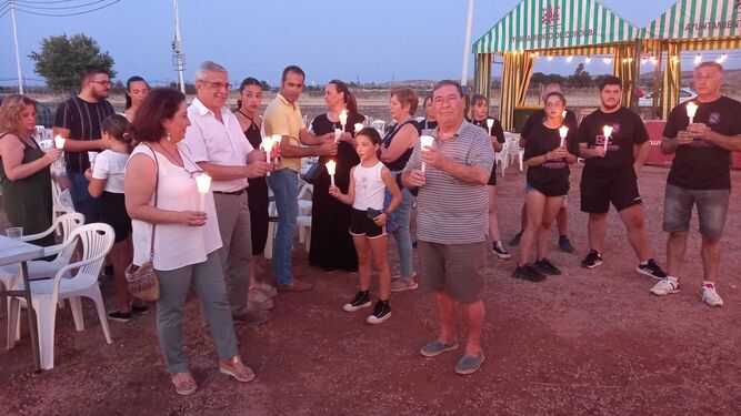 Vecinos de Villarrubia recibieron al alcalde con velas ante la falta de luz.