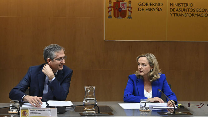 Nadia Calviño, con el gobernador del Banco de España Pablo Hernández de Cos, en la reunión con la banca