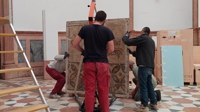 Así se desmontan los grandes mosaicos romanos del Museo Arqueológico de Sevilla.