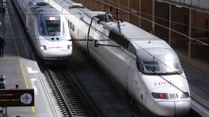 Trenes AVE en la estación de Santa Justa de Sevilla.