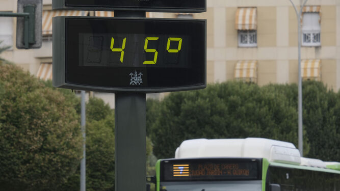 Un termómetro de Córdoba marca 45 grados.
