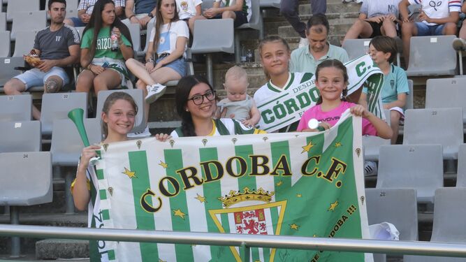 Grupo de aficionadas del Córdoba animan en El Arcángel.
