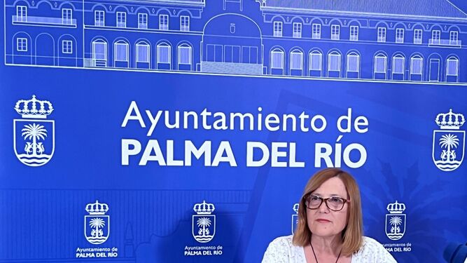 La alcaldesa de Palma del Río, durante una comparecencia.