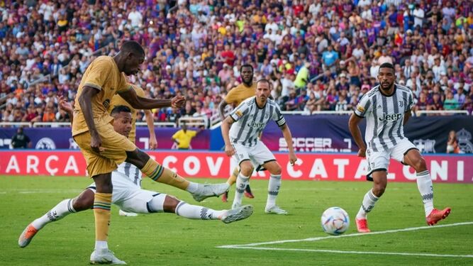 Dembelé marcando un gol en el partido de pretemporada ante la Juventus.